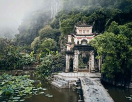 old-temple-in-the-middle-of-vietnamese-nature-Y2NZMJ3-1-e1587260538826.jpg